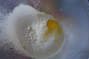 harina y huevo pelmeni